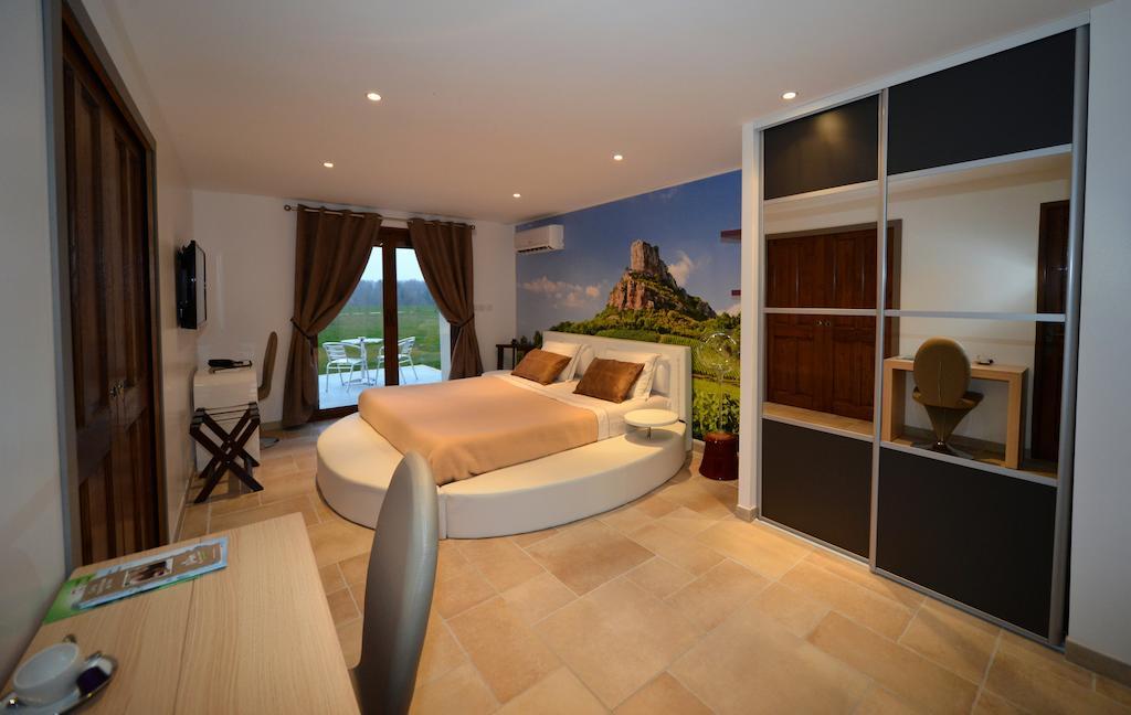 Domaine De La Garde Bed & Breakfast Vonnas Oda fotoğraf