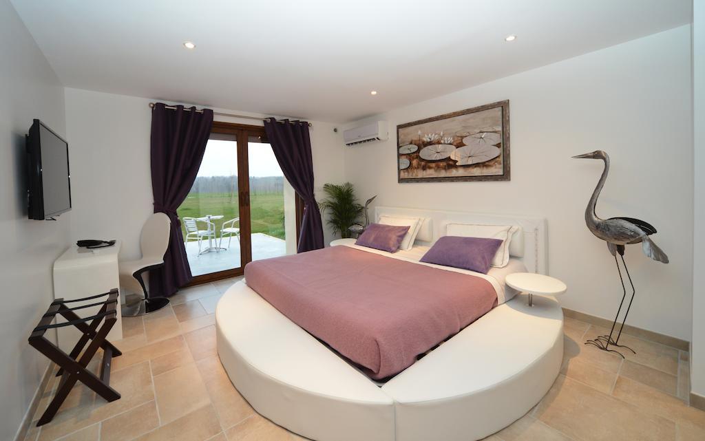 Domaine De La Garde Bed & Breakfast Vonnas Oda fotoğraf